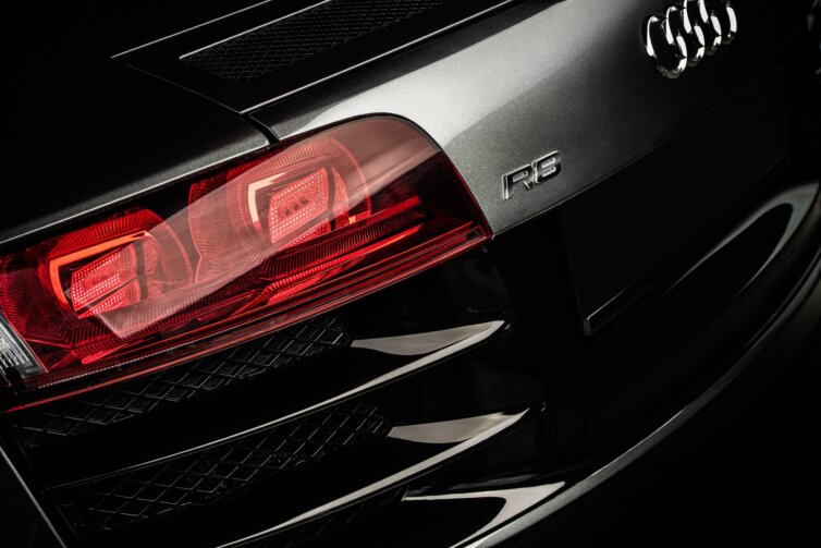 Business-Commercial-Audi-R8-2
