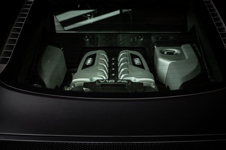 Business-Commercial-Audi-R8-5